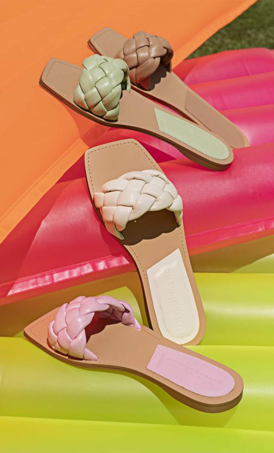 Sandalias planas con piel trenzada de Stradivarius (19,99 euros)