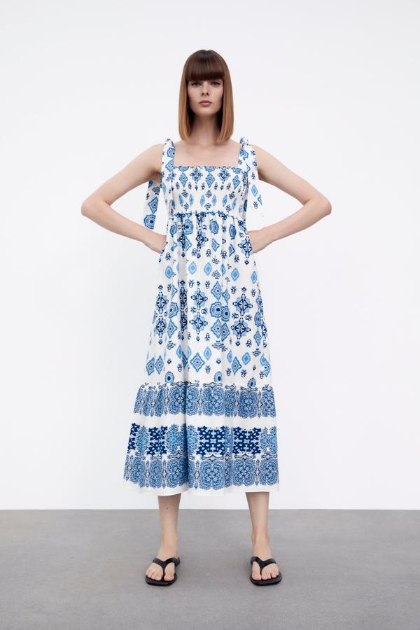 Vestido estampado en tonos azules de corte midi de Zara (39,99 euros)