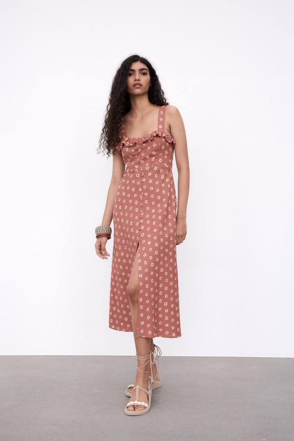 Vestido con estampado de flores en rosa de Zara (29,99 euros)