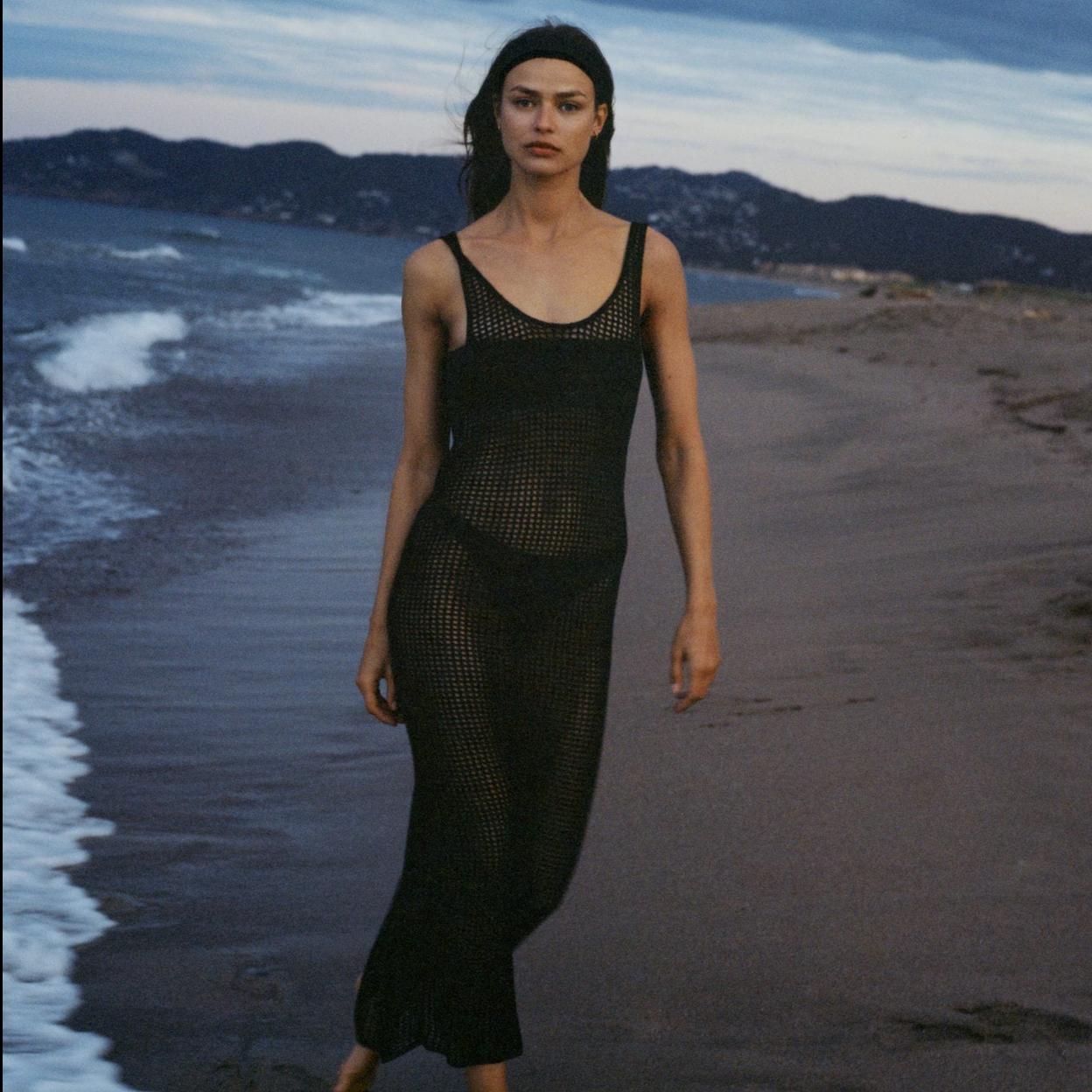 Pincha en la imagen para descubrir los vestidos, faldas y pantalones de nueva colección que ya están de rebajas en Zara.