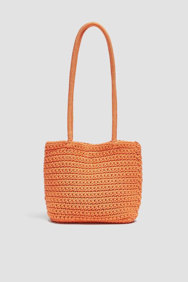 Disponible en naranja o verde, este bolso mini de crochet cuenta con asas de hombro y tiene un precio de 15,99 euros.