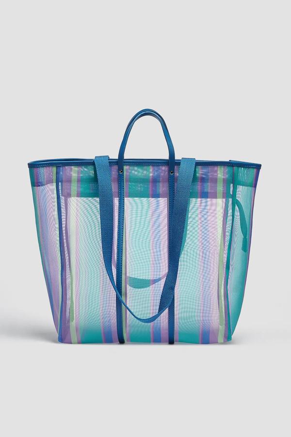 Con rayas de colores, este bolso formato shopper semitransparente cuenta con asas de hombro y de mano. Tiene un precio de 29,99 euros.
