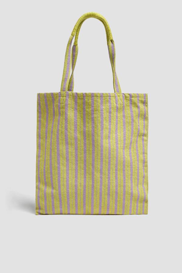 Disponible en amarillo o en malva, este bolso formato shopper de rayas con asas de hombro tiene un precio rebajado de 12,99 euros.