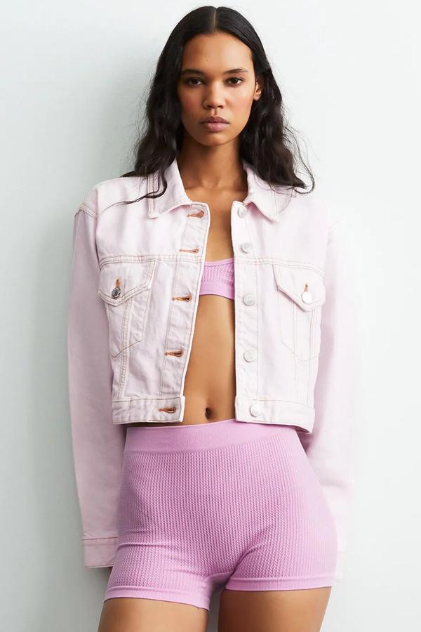 En color rosa lavado, esta cazadora denim con detalle de pespuntes y cierre frontal mediante botones metálicos, es de Zara y tiene un precio rebajado de 19,99 euros (antes 29,95 euros).