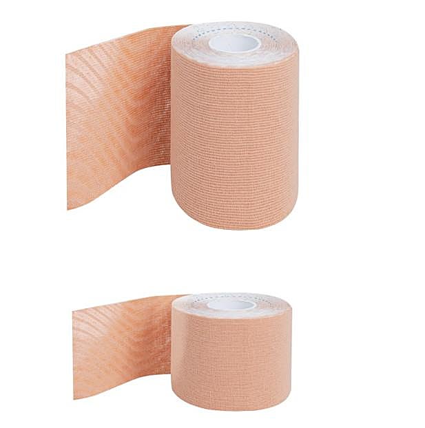 La cinta adhesiva para el pecho está disponible en dos tamaños, diez y cinco centímetros de ancho.