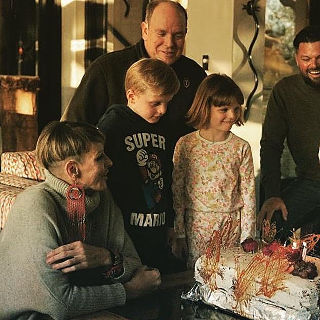 Imagen publicada en el Instagram de la princesa Charlène donde se ve a su marido y sus dos hijos celebrando el cumpleaños de su prima en Sudáfrica.