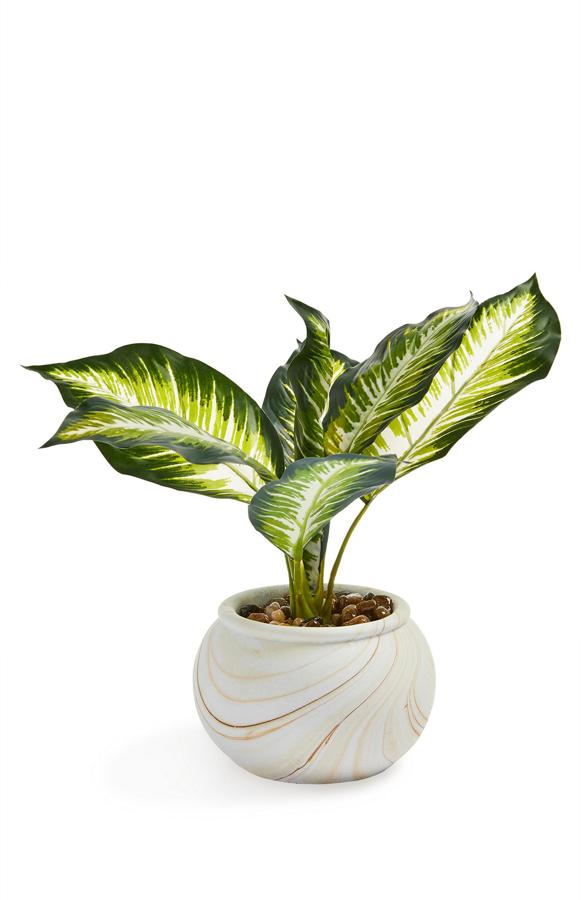 Con planta artificial incluida, este macetero redondo imitación mármol en tono crudo tiene un precio de 7 euros.