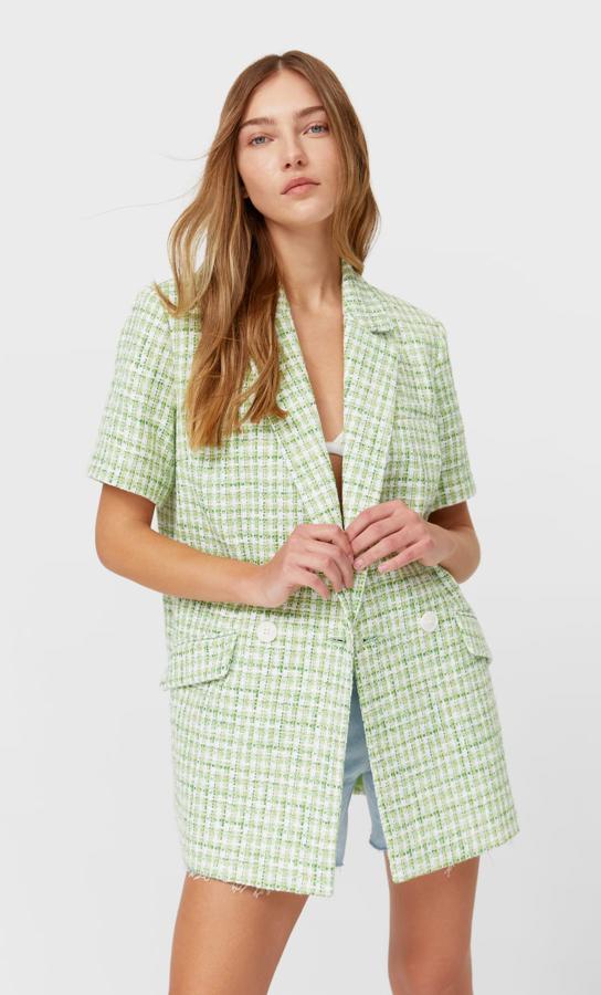 Blazer de cuadros de manga corta (rebajada de 35,99 a 19,99 euros).