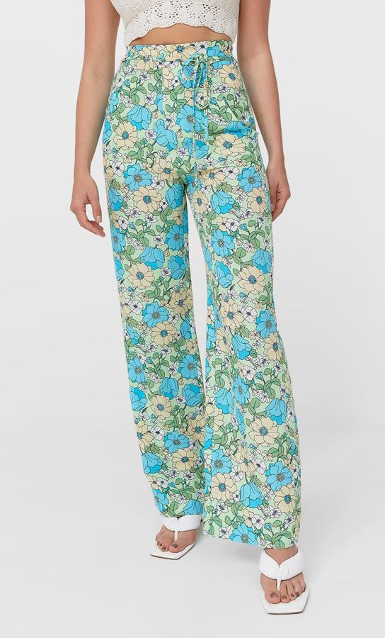 Pantalón ancho de flores (rebajado de 25,99 a 15,99 euros).