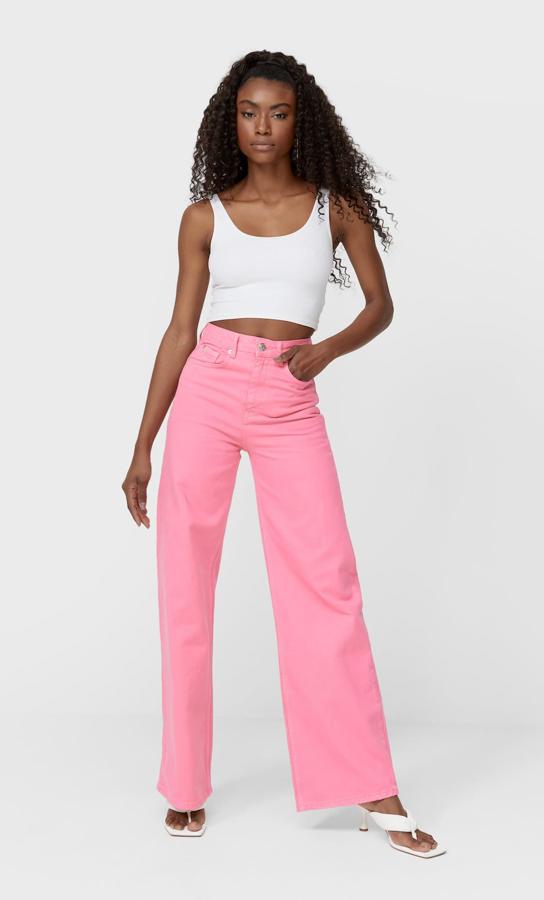 Pantalones vaqueros wide leg en color rosa (rebajado de 29,99 a 15,99 euros).