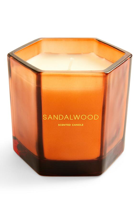 Con vaso de vidrio en forma hexagonal, esta vela con aroma de sándalo tiene un precio de 2,50 euros.
