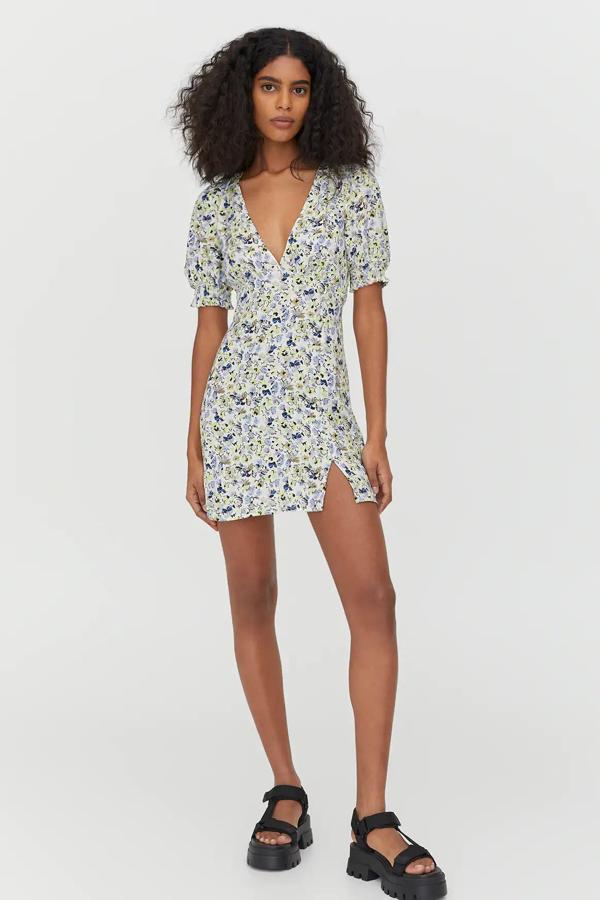 Disponible en tonos verdes o fucsias, este vestido mini con estampado floral y espalda descubierta cuenta con un pronunciado escote de pico y manga corta abullonada. Tiene un precio rebajado de 15,99 euros (antes 22,99 euros).