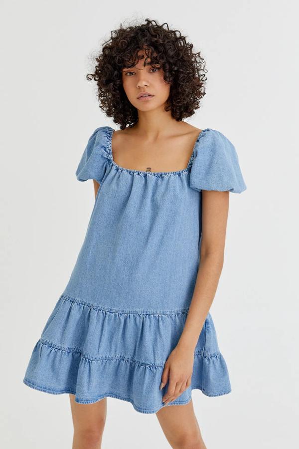 Este vestido vaquero en color azul y con estilo babydoll cuenta con manga corta abullonada y volante en el bajo. Es de Pull&Bear y ahora tiene un precio de 15,99 euros (antes 22,99 euros).