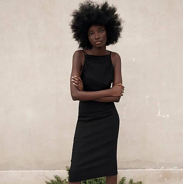 El vestido es perfecto para las noches de verano