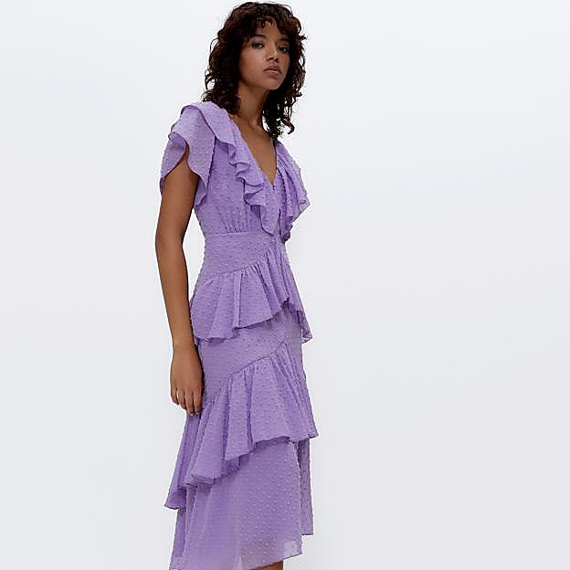 En tejido de plumeti de color lila, este vestido sienta de maravilla.