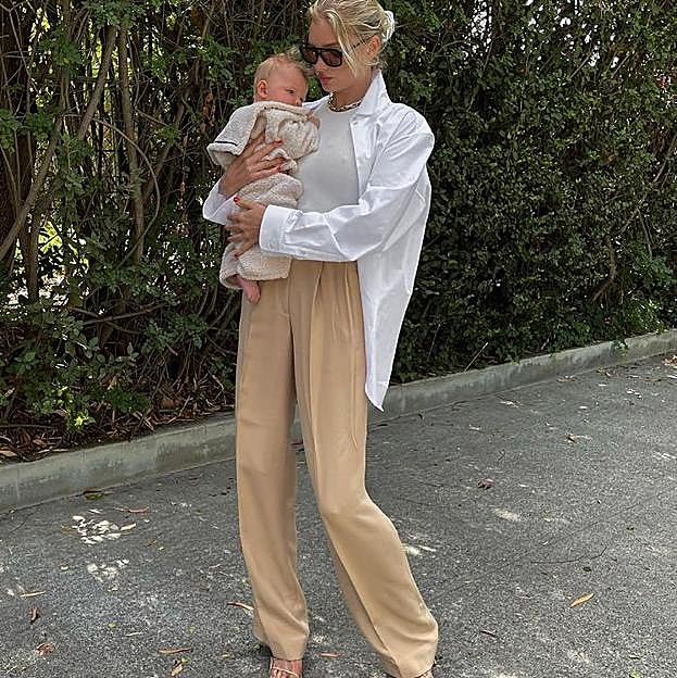 Imagen principal - Las camisas oversize están de moda y tenemos dos diseños de Zara para copiar a las famosas