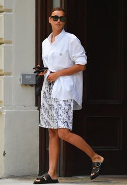 Imagen secundaria 2 - Las camisas oversize están de moda y tenemos dos diseños de Zara para copiar a las famosas