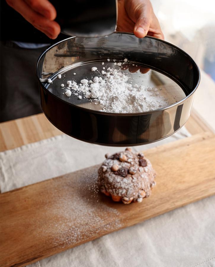 De acero inoxidable, este tamiz (19,99 euros) ha sido diseñado por el chef repostero Cédric Grolet, con acabado en color negro y logos dorados en la parte exterior. Se puede usar para tamizar harinas, levaduras o cualquier otro ingrediente en polvo.