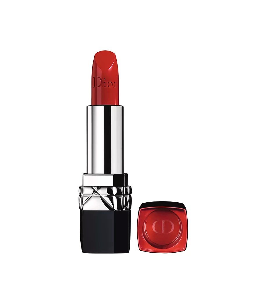 En la lista no puede faltar Rouge Dior en el tono 999, el rojo de labios que conquistó a famosas como Marlene Dietrich.