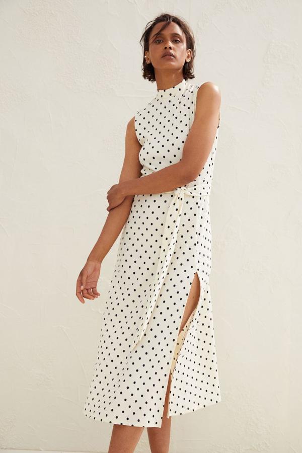 Vestido midi con estampado de lunares de H&M (34,99 euros)