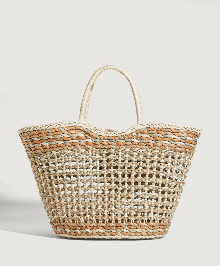Bolso estilo capazo con calados de Oysho (29,99 euros)