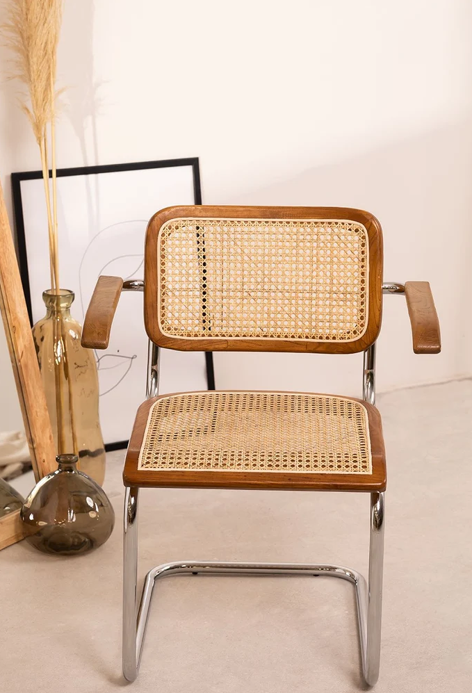 La silla Cesca, creada por Marcel Breuer en 1928, supuso una auténtica revolución en la época al combinar una estructura de acero con un asiento de rejilla y una estructura de madera. Actualmente la podemos encontrar en Sklum por 129.95 euros.