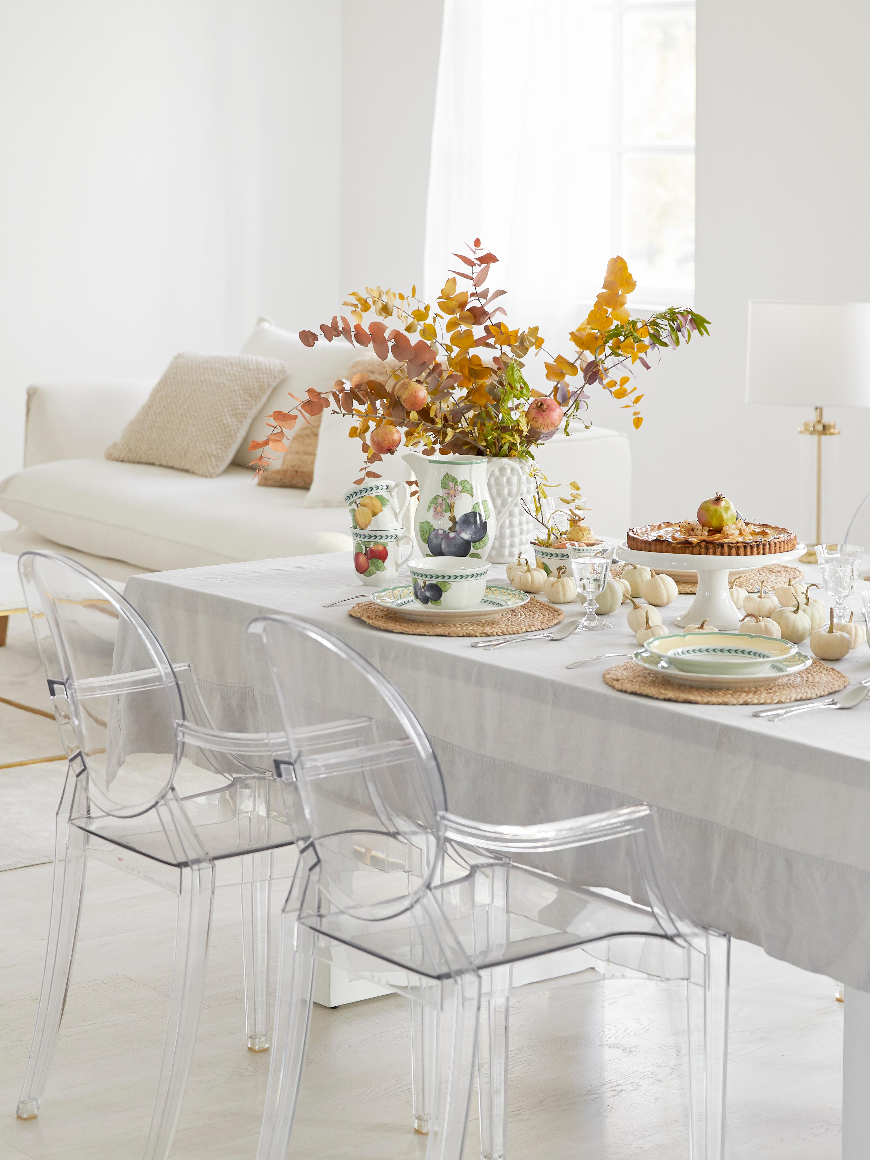 Inspirada en las sillas barrocas Louis XVI, Philip Stark creó a principios de los 2000 la Louis Ghost, una silla de policarbonato transparente elaborada de una sola pieza que puedes encontrar en Westwing Now por 304 euros.