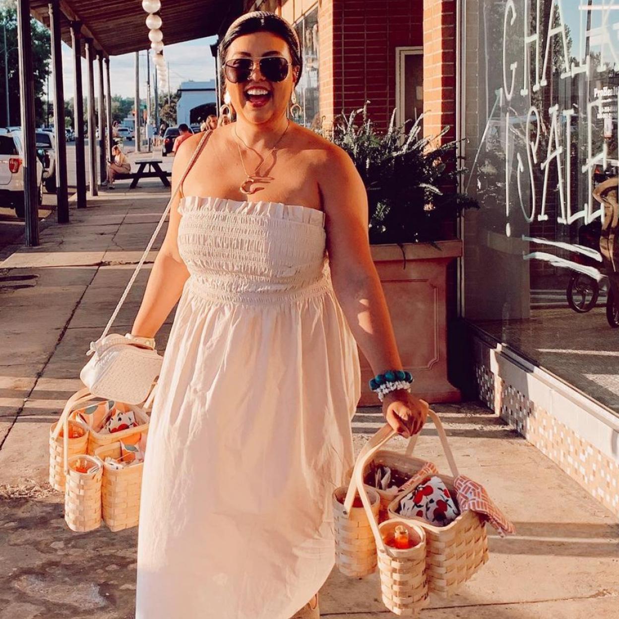 Pincha en la imagen para descubrir los vestidos ideales para que te apuntes a uno de los tonos virales de la temporada, el verde lima