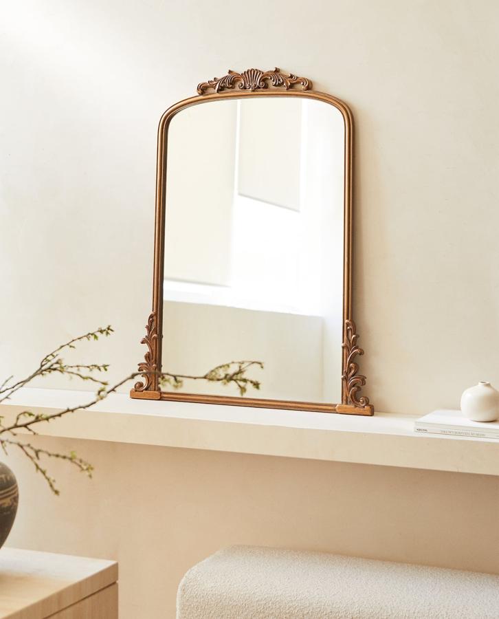 Con perfil de madera labrada en forma de detalles ornamentales y formato cuadrado. Este espejo de Zara Home nos ha enamorado, y sigue disponible en la web.Tiene un precio de 99,99 euros.