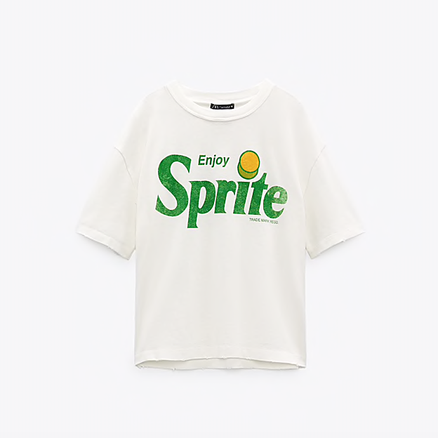 Camiseta blanca con el logo de Sprite de Zara. 