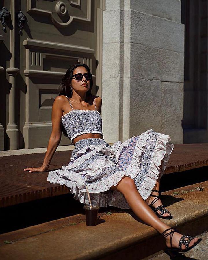 Conjunto de top y falda con estampado de flores + sandalias planas