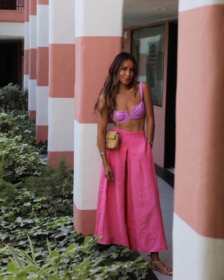 Bikini de color rosa + maxi falda con vuelo + sandalias planas