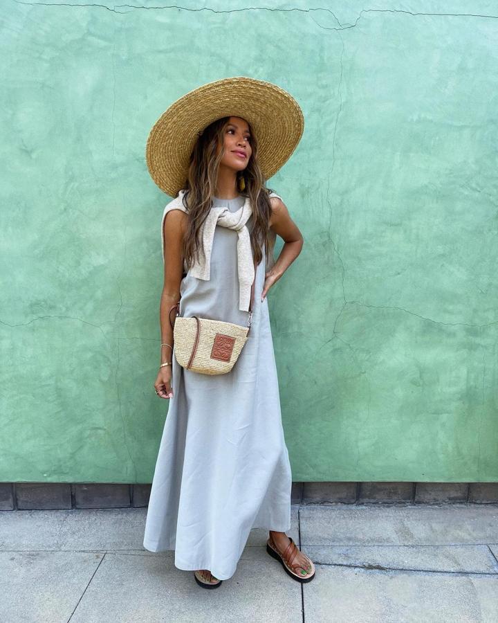 Vestido largo con escot ehalter + sandalias planas + maxi sombrero de rafia