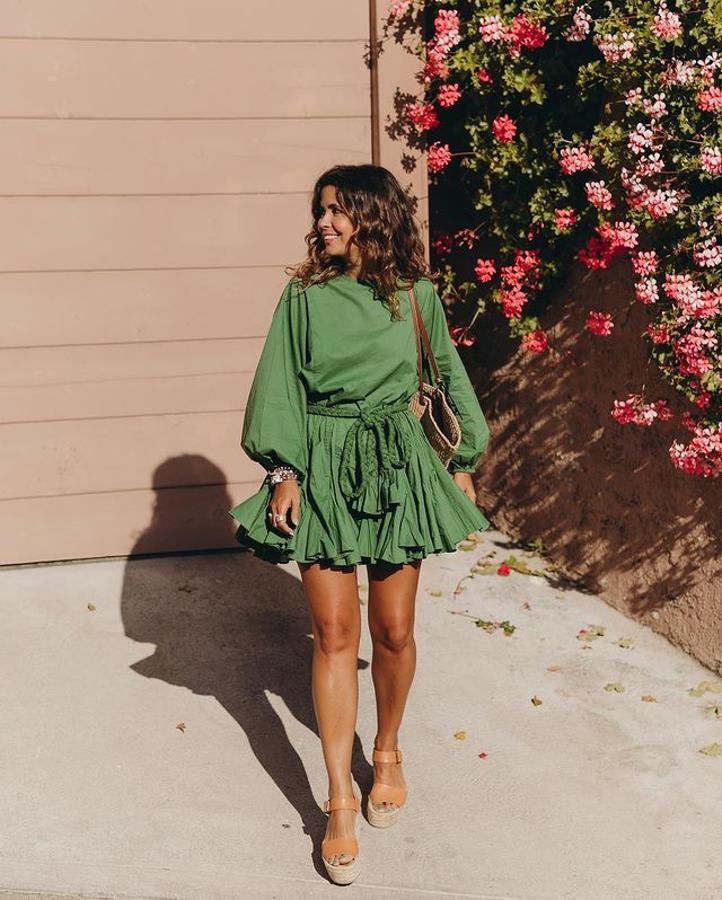 Mini vestido con vuelo verde + sandalias color cuero de rafia