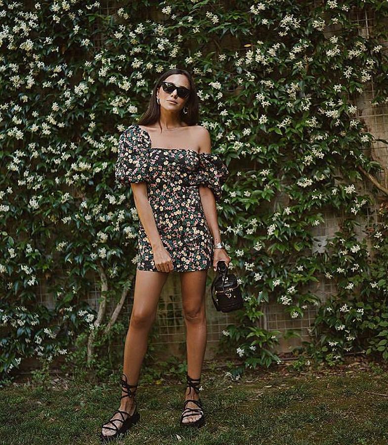 Mini vestido con estampado de flores + sandalias planas con tiras