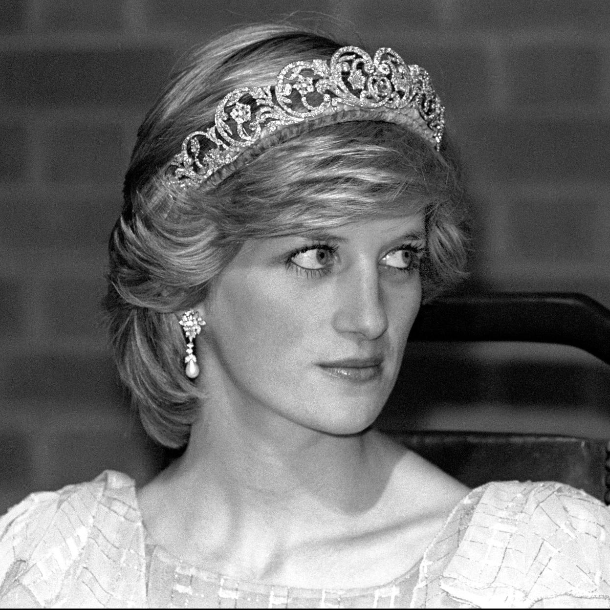 Diana de Gales cumplió su último cumpleaños el 1 de julio de 1997. Si quieres consultar sus mejores looks, pincha en la imagen.