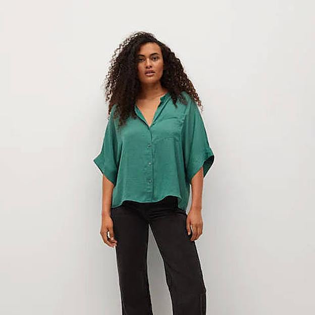 La camisa de Mango está disponible en verde o blanco roto
