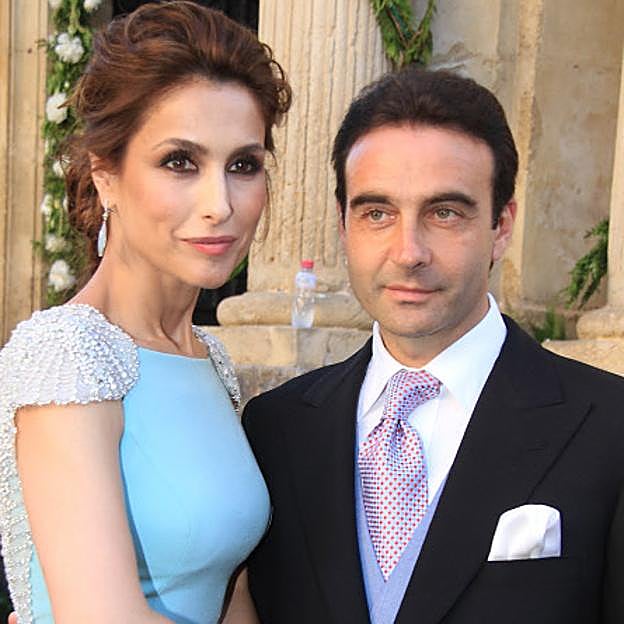 Enrique Ponce y Palom Cuevas, durante la boda de Verónica Cuevas y Manuel del Pino en junio de 2014.