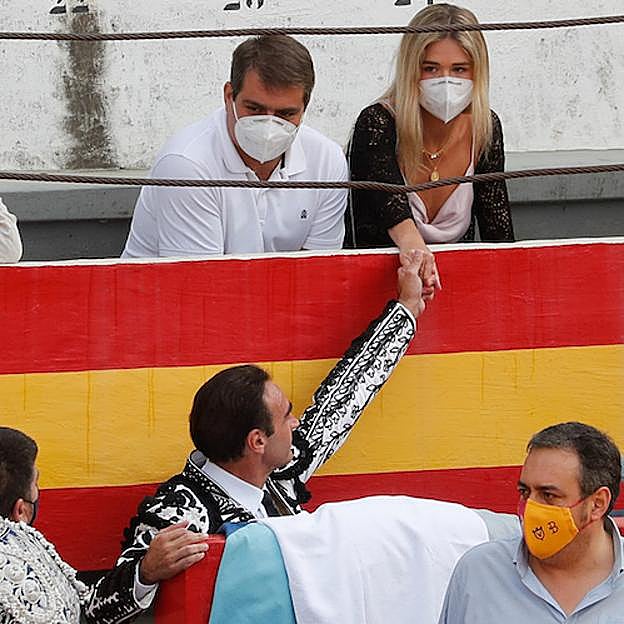 Enrique ponce le da la mano a Ana Soria durante un festejo taurino en Granada, en julio del año pasado.