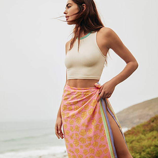 Pareo largo con estampado de flores hawaianas de Pull&Bear. 