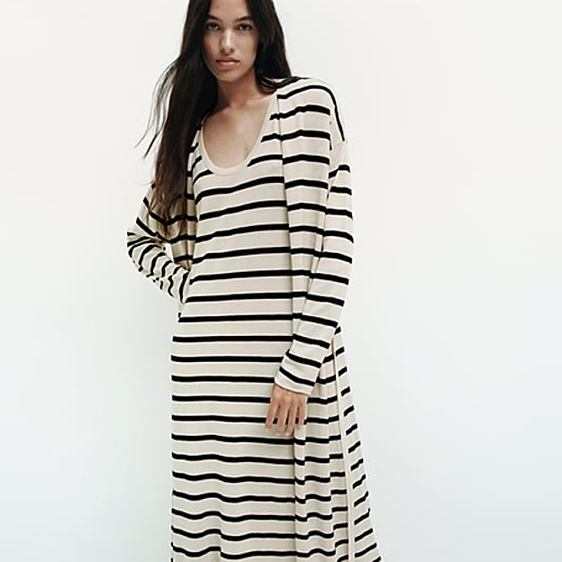 Conjunto de punto de chaqueta y vestido de rayas marineras, de Zara.
