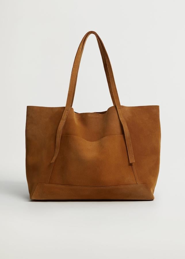 Bolso estilo shopper en ante de color marrón de Mango (39,99 euros)