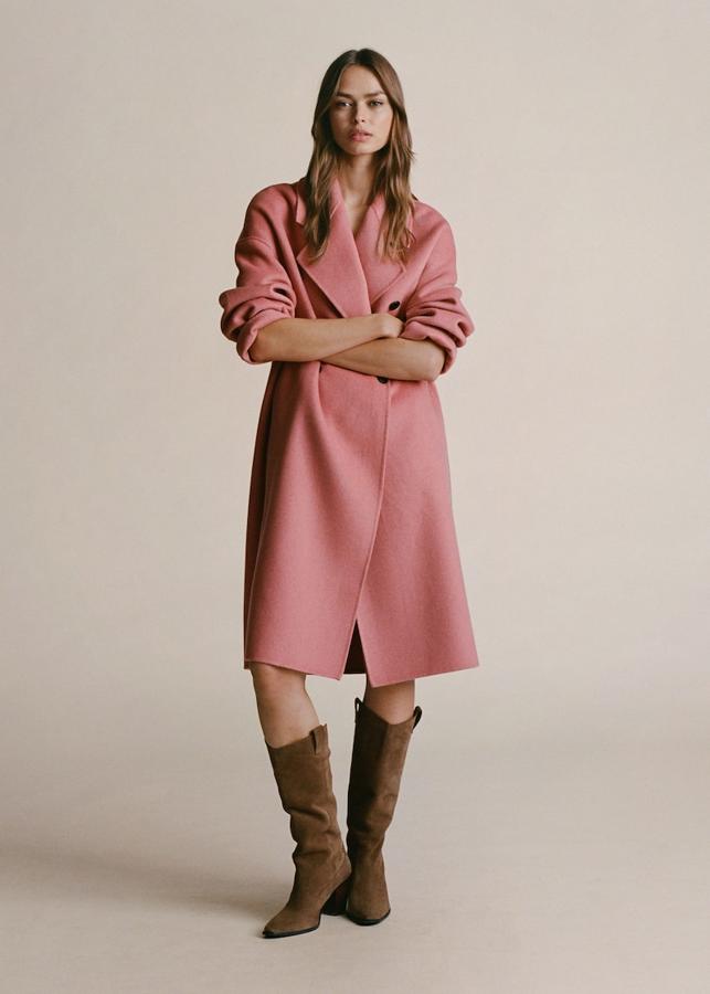 Abrigo largo oversize en color rosa de Mango (59,99 euros)