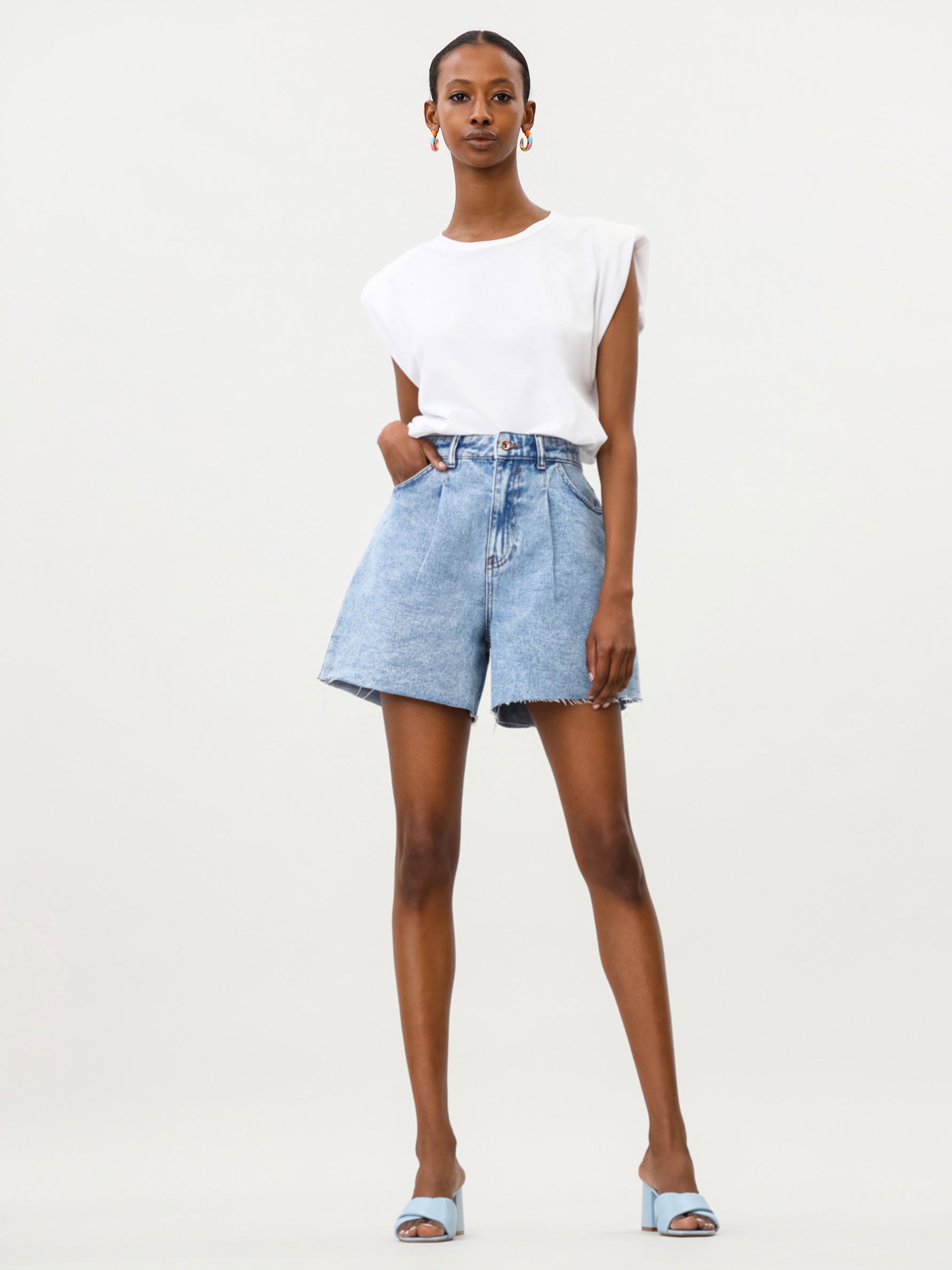 Otro básico que cada año vuelve: los shorts vaqueros. Este año, apuesta por las bermudas slouchy, cómodas y súper favorecedoras. Estas de Lefties cuestan 14.99 euros.