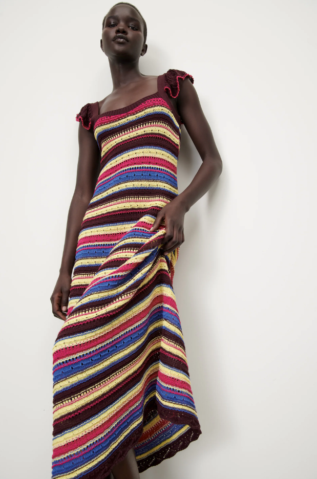 El crochet vuelve una temporada más a nuestras vidas, y este verano, los vestidos de ganchillo más bonitos son los de Zara. Nos gustan tanto, que incluso dejamos las rebajas de lado y elegimos uno sin descuento (son 29.95 euros).