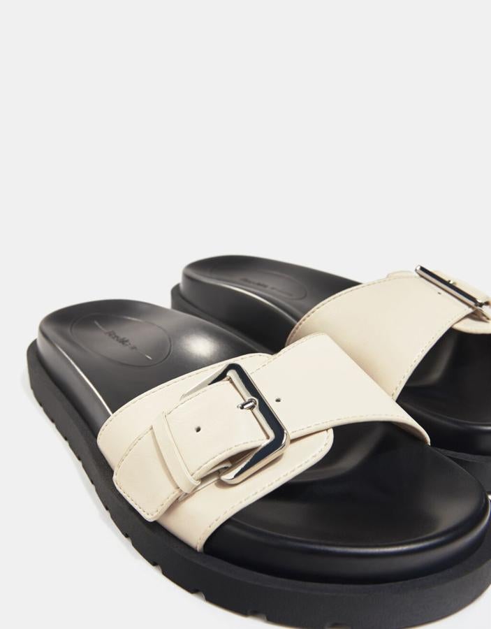 Con plantilla anatómica en color negro y empeine en color beige con hebilla, estas sandalias planas costaban 19,99 euros y ahora están a 12,99 euros entre los números 35 y 41.