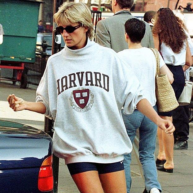 Imagen principal - Sin duda la combinación de sudadera con mallas de ciclista no es la más elegante de todos los looks de su repertorio pero desde luego si uno de los que mejor ha envejecido y que hoy copian todas las entendidas en moda.