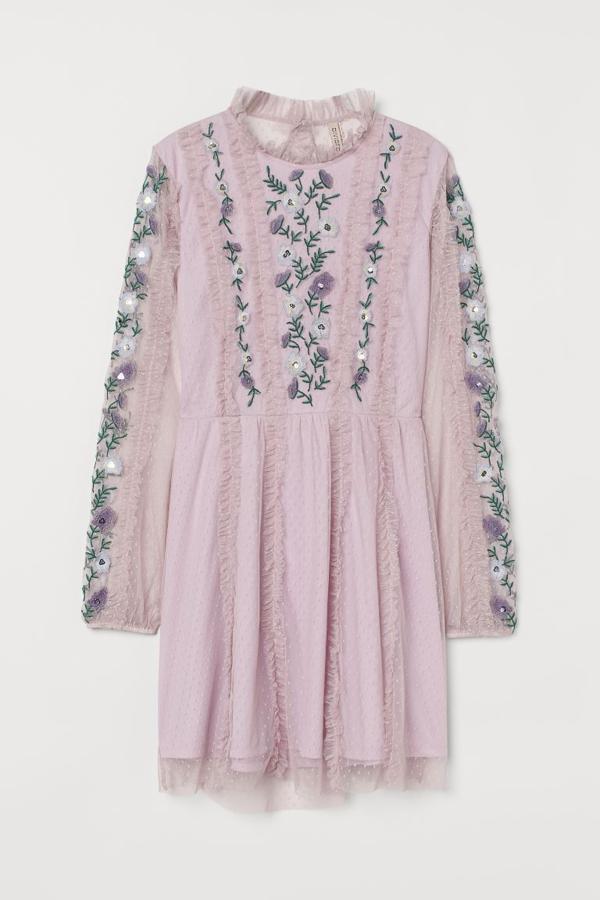 Vestido rosa con flores bordadas de H&M (49,99 euros)
