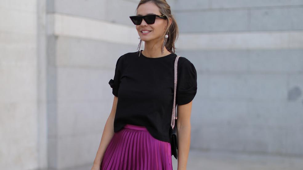 Las faldas midi plisadas perfectas para verano y que quedan de lujo con sandalias planas