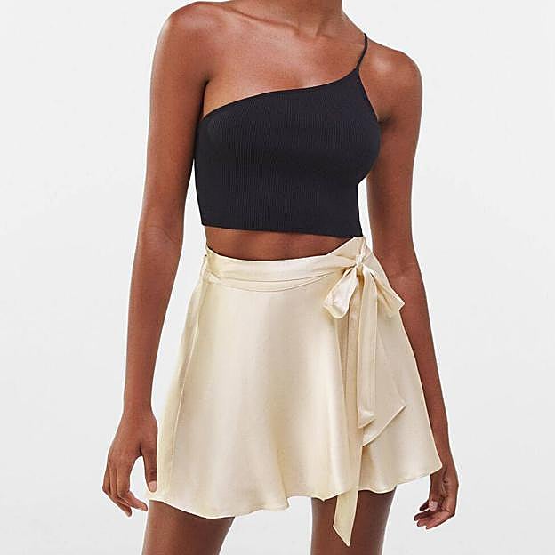 La falda satinada está disponible lisa o con estampado